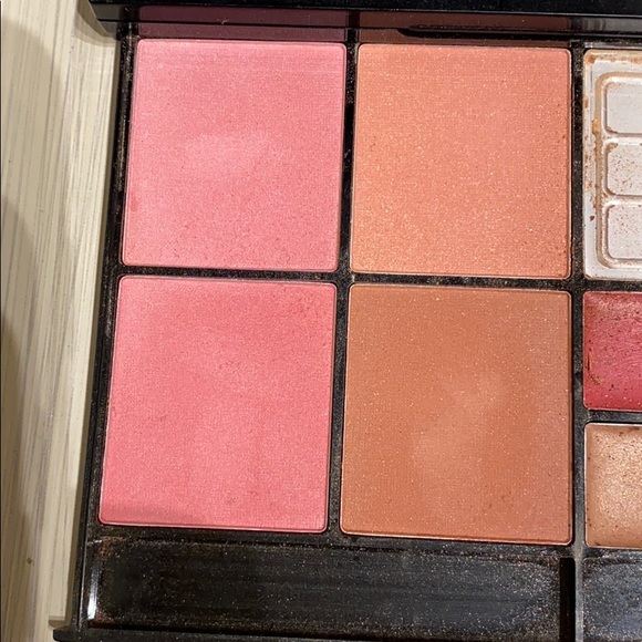 Beauty Brands eyeshadows & blushes - Picture 3 of 4